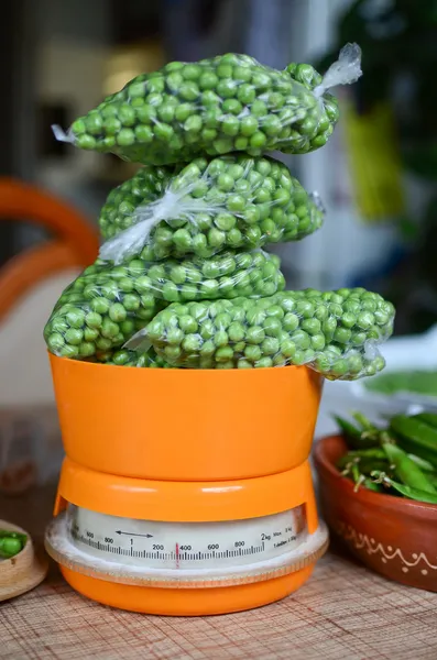 スケール上のエンドウ豆 — ストック写真
