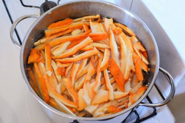 Ormanın tavuğu mantar tenceresi sıcak suyla dolu, kurutma ve öğütme için hazırlık, aromatik, sağlıklı baharat unu