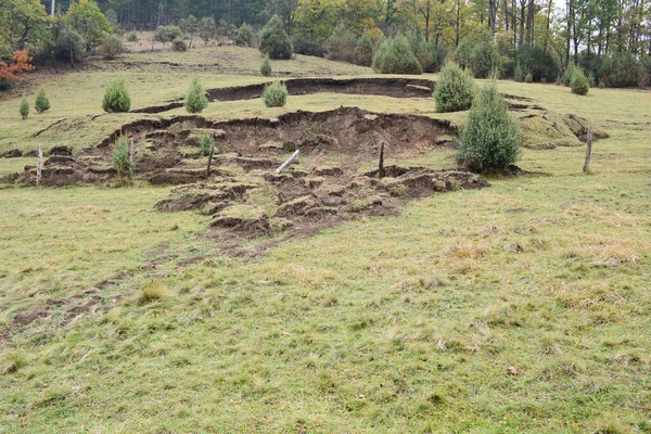 Lendslide Sul Prato Montagna Dopo Una Forte Pioggia Lunga Durata — Foto Stock