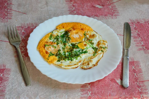 Petit Déjeuner Sain Œufs Frits Légumes Verts Dans Une Assiette — Photo