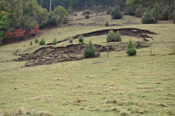 Landslide Fjälläng Och Förstört Staket Efter Långvarigt Kraftigt Regn — Stockfoto