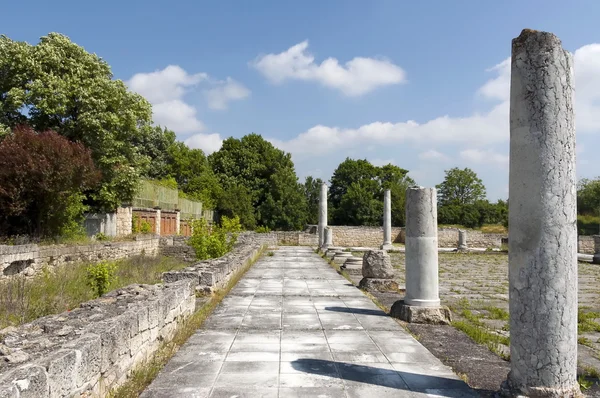 Τοίχο και στήλες η αρχαία ρωμαϊκή πόλη abritus, πόλη Ράζγκραντ — Φωτογραφία Αρχείου