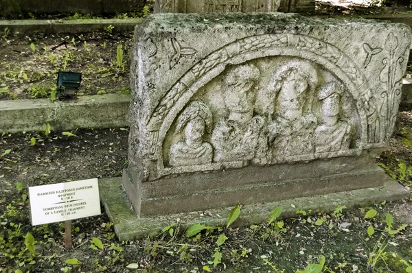 Fragment van tombstone voorzien met cijfers — Stockfoto