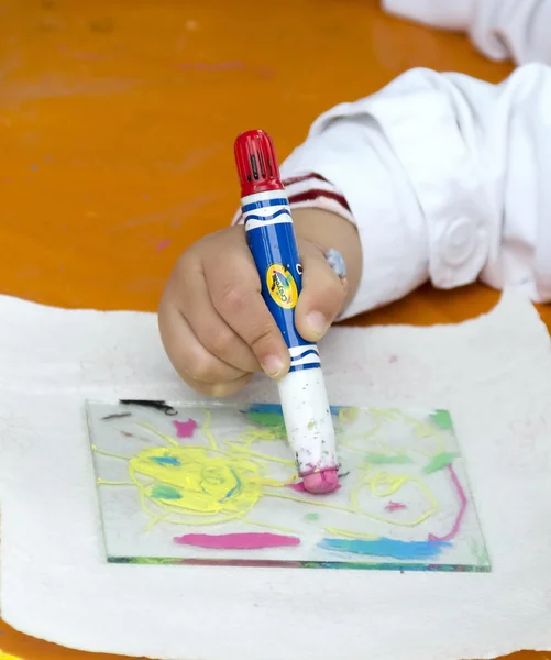 Girl painting on the glass — Stock Photo, Image