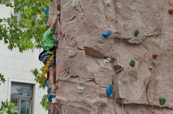 Muro de escalada artificial para un entrenamiento práctico — Foto de Stock