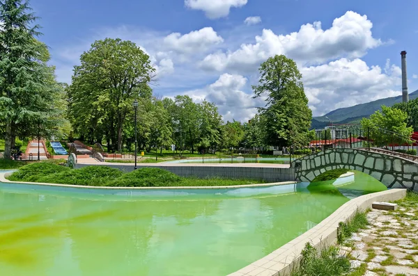 Часть общественных садов - фонтаны и пруд — стоковое фото