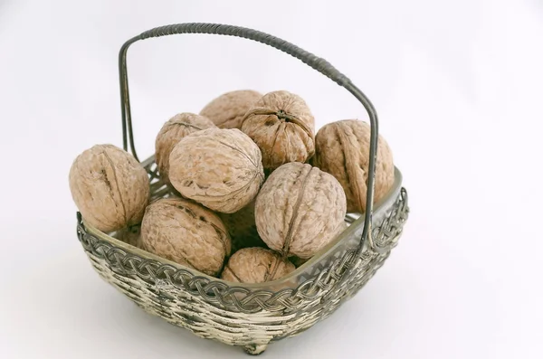 Спелые грецкие орехи — стоковое фото
