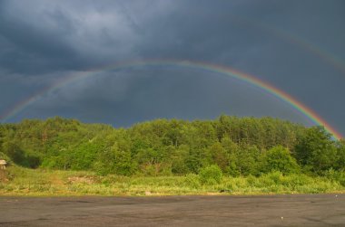 bulutlu gökyüzü güzel bir gökkuşağı