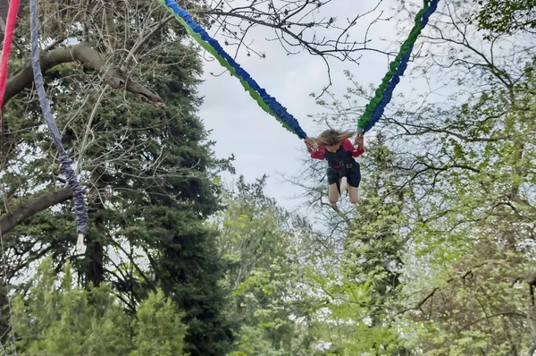 Dziewczyna bungee jumping — Zdjęcie stockowe