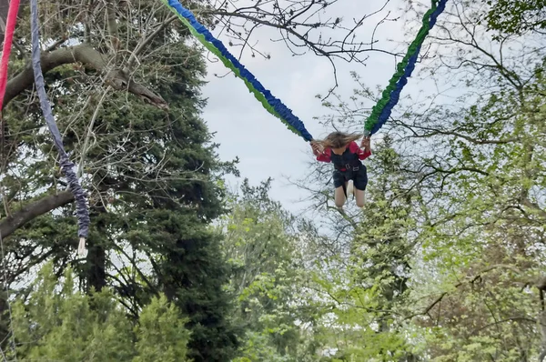 Meisje bungeejumping — Stockfoto