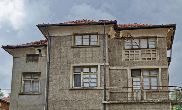 Velhas casas tradicionais na cidade de Batak, Bulgária — Fotografia de Stock