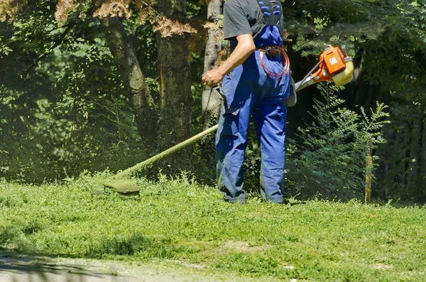 Trabajador jalá cortado hierba — Foto de Stock