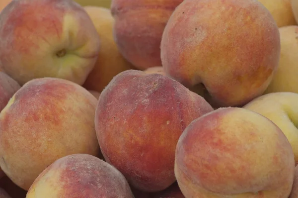 Свежие персиковые фрукты — стоковое фото