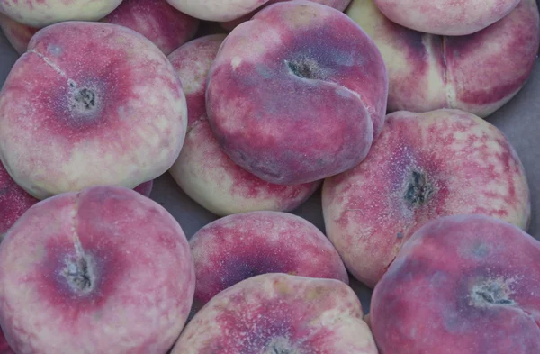 Интересные цветные персиковые фрукты — стоковое фото