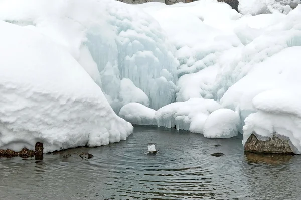Fuente congelada en la montaña en invierno . —  Fotos de Stock