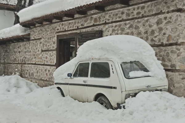 Cubierta de nieve-deriva puerta delantera y coche — Foto de Stock