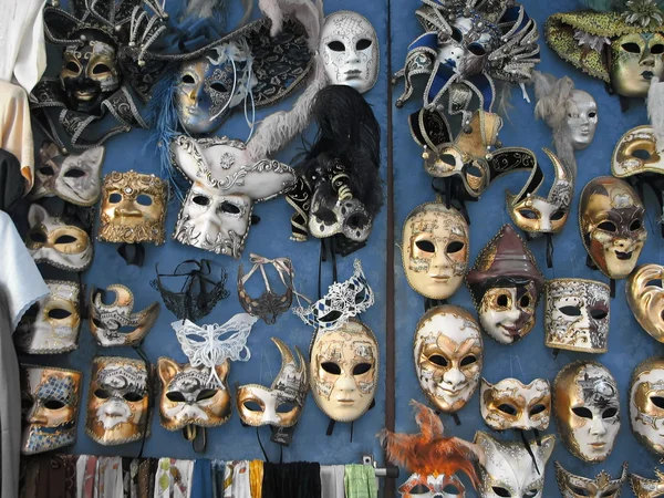 Masques suspendus au mur — Photo