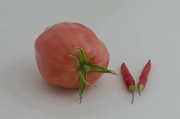 Tomate rosa y dos chiles — Foto de Stock