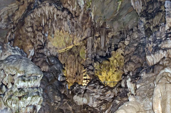Belle vue dans la grotte de Ledenika — Photo