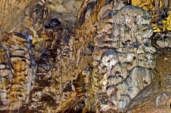 Schöne Aussicht in der Ledenika-Höhle — Stockfoto