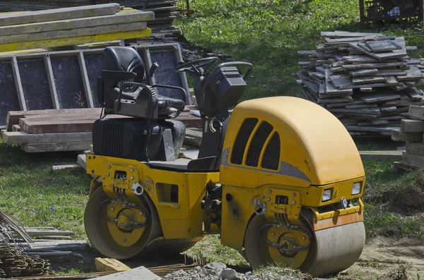 Steam roller and materials on construction — Stock Photo, Image