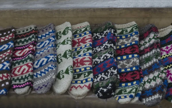 Meias tradicionais de lã colorida búlgara — Fotografia de Stock