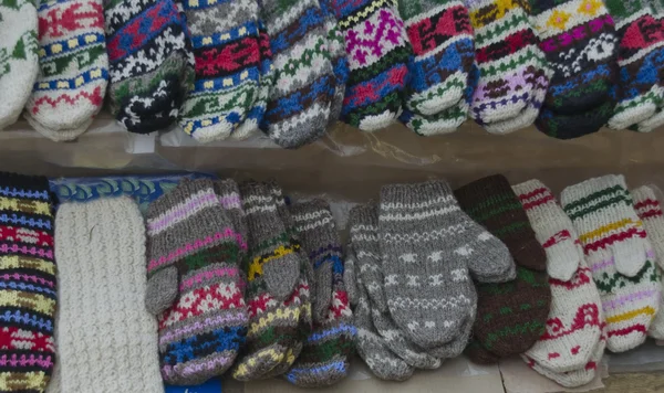 Tradicional búlgaro colorido lã mitenes e meias — Fotografia de Stock