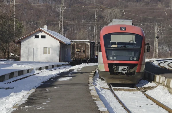 Elektryczny pociąg ciągnie na stacji — Zdjęcie stockowe