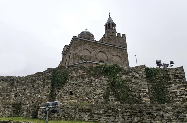 Igreja e cerca na Fortaleza Tsarevets — Fotografia de Stock