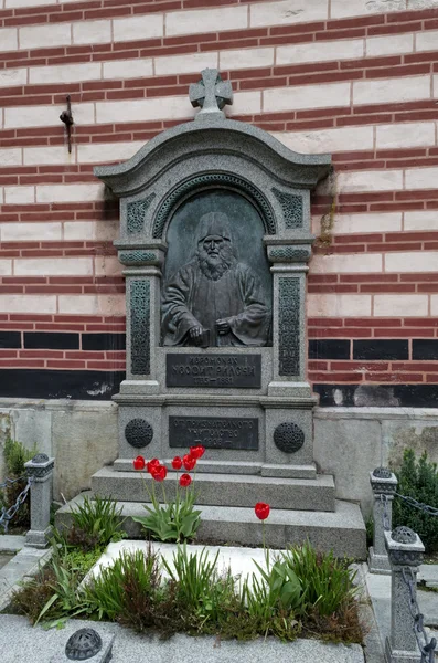 Graf met monument sculptuur van Neofit Rilski — Stockfoto