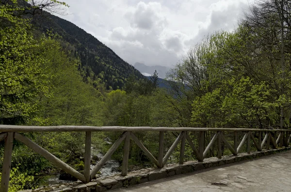 Vista a la montaña Rila desde un puente — Foto de Stock