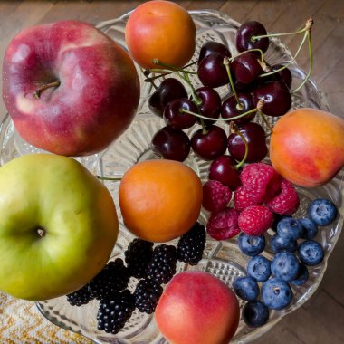 Bir grup farklı olgun meyve - böğürtlen, ahududu, kayısı, yabanmersini ve elma, Sofya, Bulgaristan 