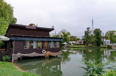 Sofya, Bulgaristan - 19 Eylül 2021: Şiddetli yağmur sonrasında arkadaşlarıyla sonbahar rahatlığı için rahat köşeli Ariana Gölü, Borisova gradina, Sofya, Bulgaristan. Ziyaret yerinde..