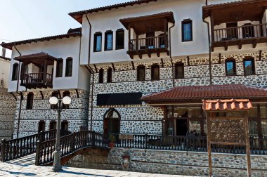 Melnik, Bulgaristan - 18 Mart 2012: Geleneksel evleri olan eski Bulgar kasabası, Melnik, Bulgaristan. Ziyaret yerinde..  
