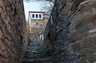 Bulgaristan 'ın Melnik kenti - 18 Mart 2012: Dar sokaklar Bulgaristan' ın Melnik kentinde geleneksel evlerle döşendi. Ziyaret yerinde.. 