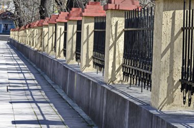 Sofya, Bulgaristan - 2 Nisan 2015: Şubat. Bulgaristan 'ın Sofya kentindeki Askeri Akademi' yi çevreleyen Kanka tüfek namluları. Ziyaret yerinde..