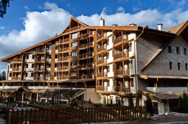 Kayak beldesi Borovets, Bulgaristan - 12 Ocak 2014: Bulgaristan 'ın Rila Dağı' nın kuzey yamaçlarındaki Borovets kayak merkezindeki tatil evleriyle kış sahnesi. Ziyaret yerinde.. 
