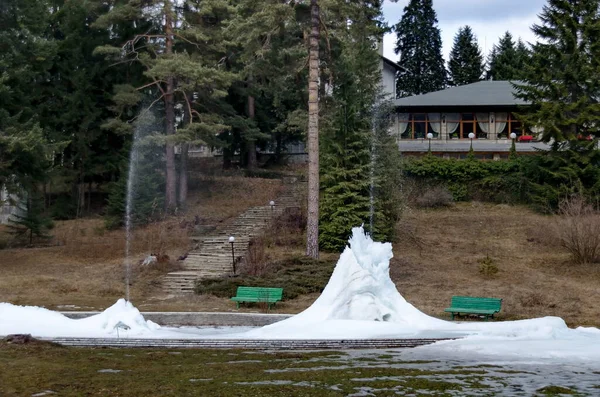 Atracción Con Fuentes Agua Congelada Invierno Complejo Borovets Montañas Rila —  Fotos de Stock