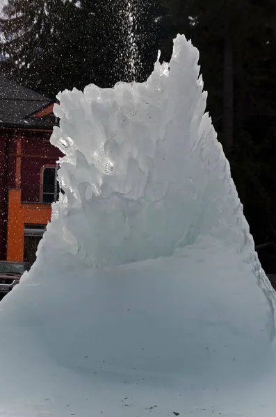 Atracción Con Fuentes Agua Congelada Invierno Complejo Borovets Montañas Rila —  Fotos de Stock