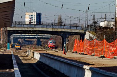 Bir yolcu treni 1930 yılında inşa edilen ve şu anda yenilenmekte olan eski Poduyane istasyonundan geçiyor, Sofya ve Bulgaristan