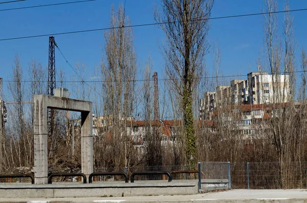 Demiryolu Tesisleri Elektrik Şebekesi Poduyane Eski Istasyonunun Demir Direkleri Kablolarıyla — Stok fotoğraf