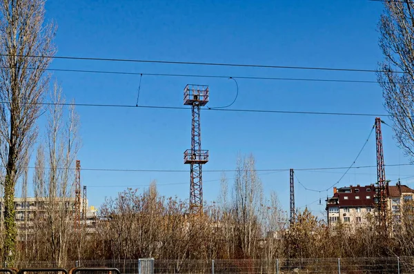 Järnvägsanläggningar Och Elnät Med Järnstolpar Och Ledningar Från Den Gamla — Stockfoto