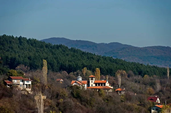 Podzimní Panorama Části Obytné Čtvrti Kostelem Moderní Architekturou Zvonicí Vesnice — Stock fotografie