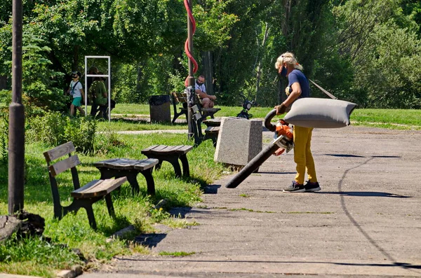Sofia Bulgaria June 2022 Worker Operating Litter Blower Cleans City — ストック写真