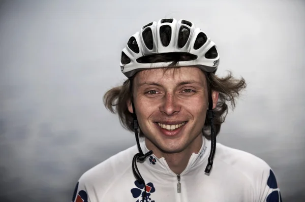 Portret van een jonge man in fietsen pak — Stockfoto