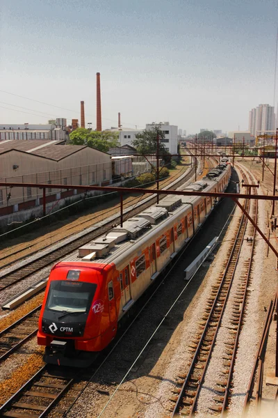 Tren raylarda ilerliyor.