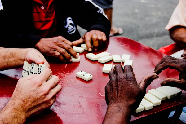 Männer spielen Dominosteine — Stockfoto