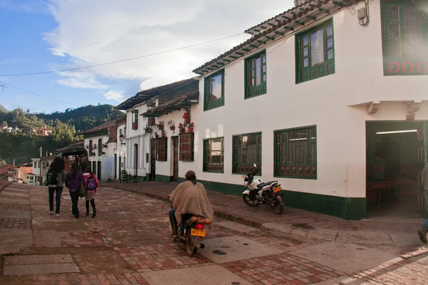 Typische straat uitzicht op de koloniale dorp van Mongu??, Boyaca, — Stockfoto