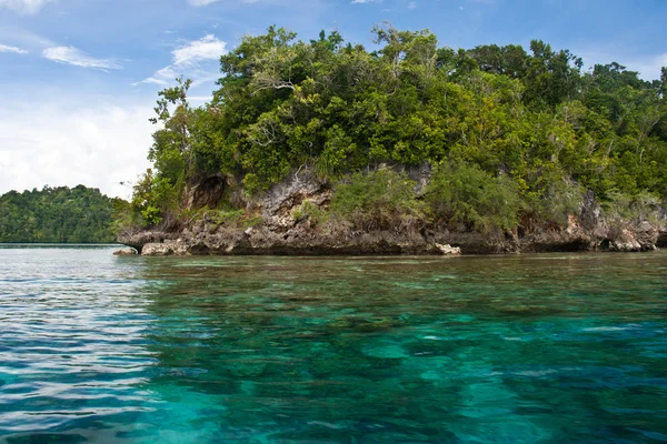 Kristalheldere zee op de togean eilanden, sulawesi, Indonesië — Stockfoto