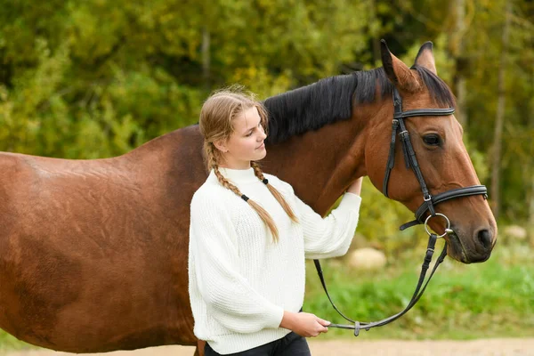 Mladá Dívka Kráčí Koněm Přírodě — Stock fotografie